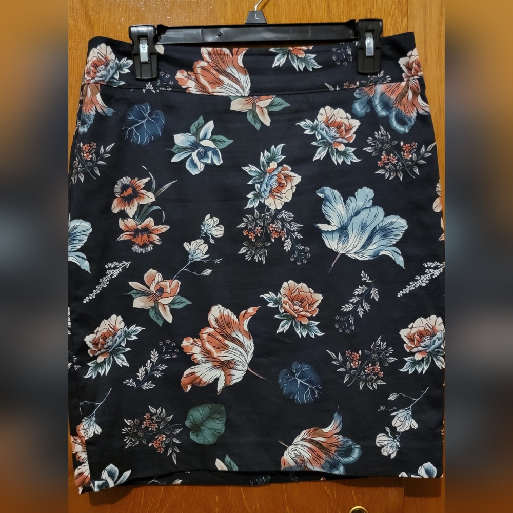 LOFT Black Floral Pencil Skirt Knee Length Size 6